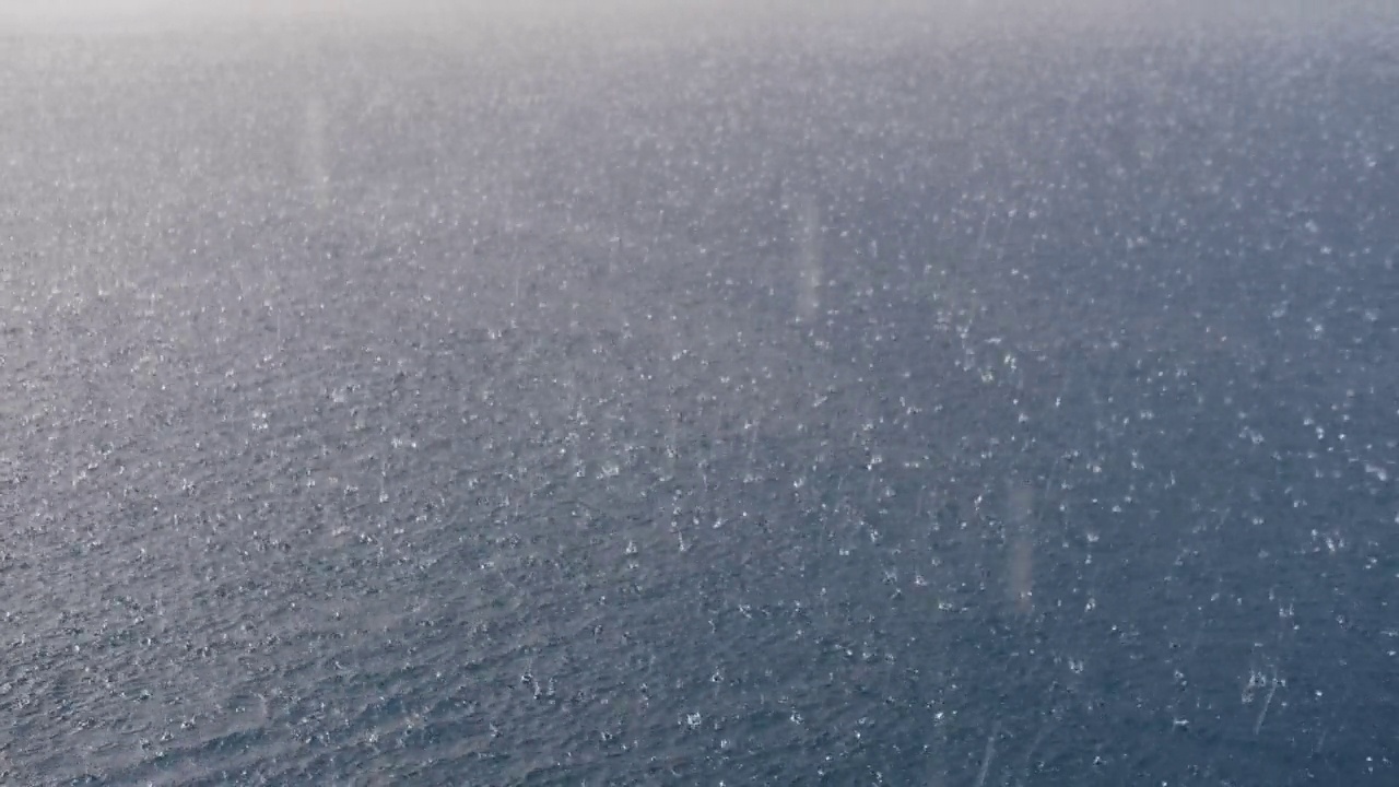 大雨滴入水中，海景，蓝色灰色的水运动背景视频下载