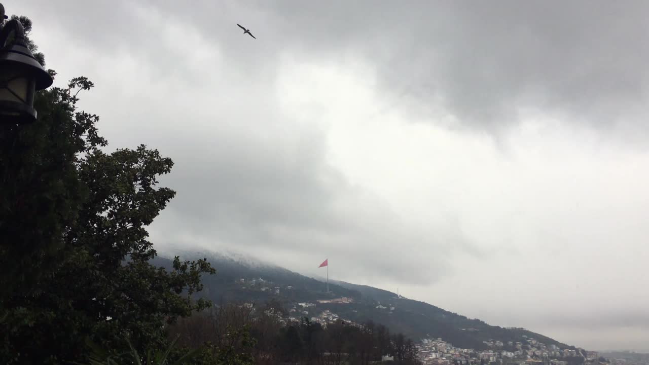 土耳其布尔萨的乌鲁达格山，在冬天的一个雨天视频下载