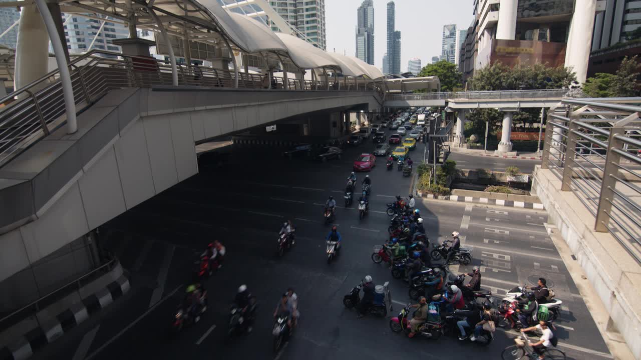 城市交通的交通和人在曼谷视频素材