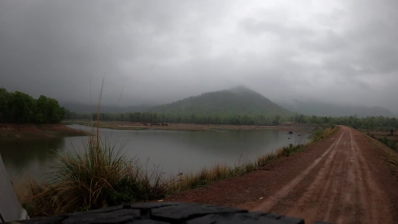 湖上和山上的云视频下载