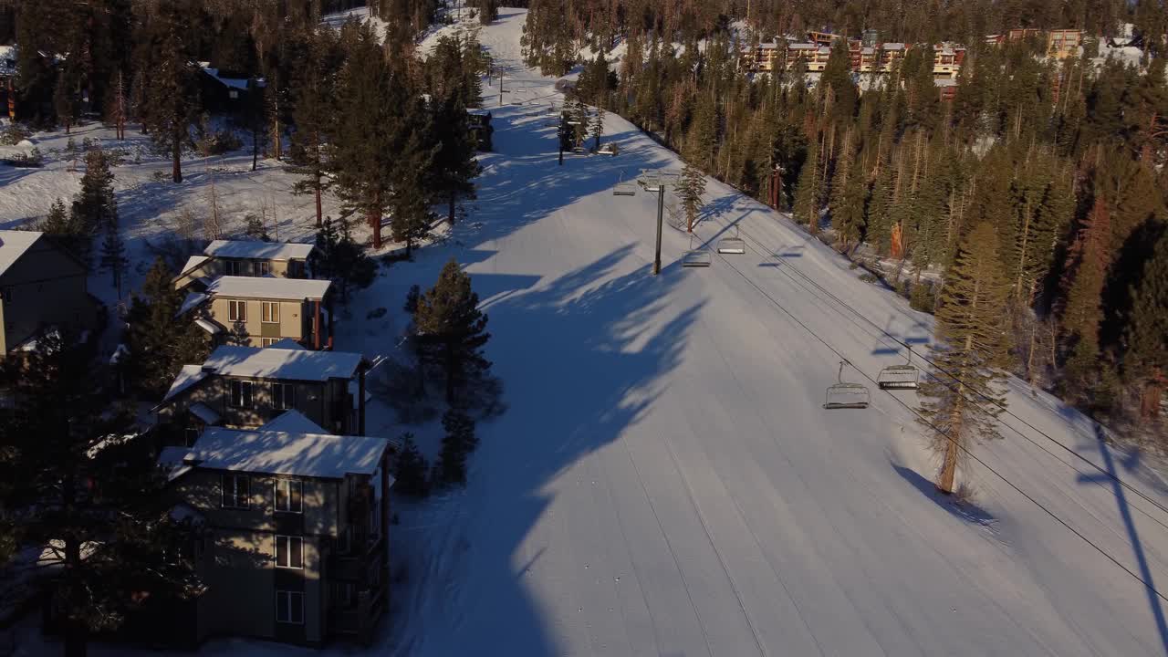 在加利福尼亚猛犸湖滑雪板度假村开放之前，空的滑雪椅升降机在早上运行视频下载