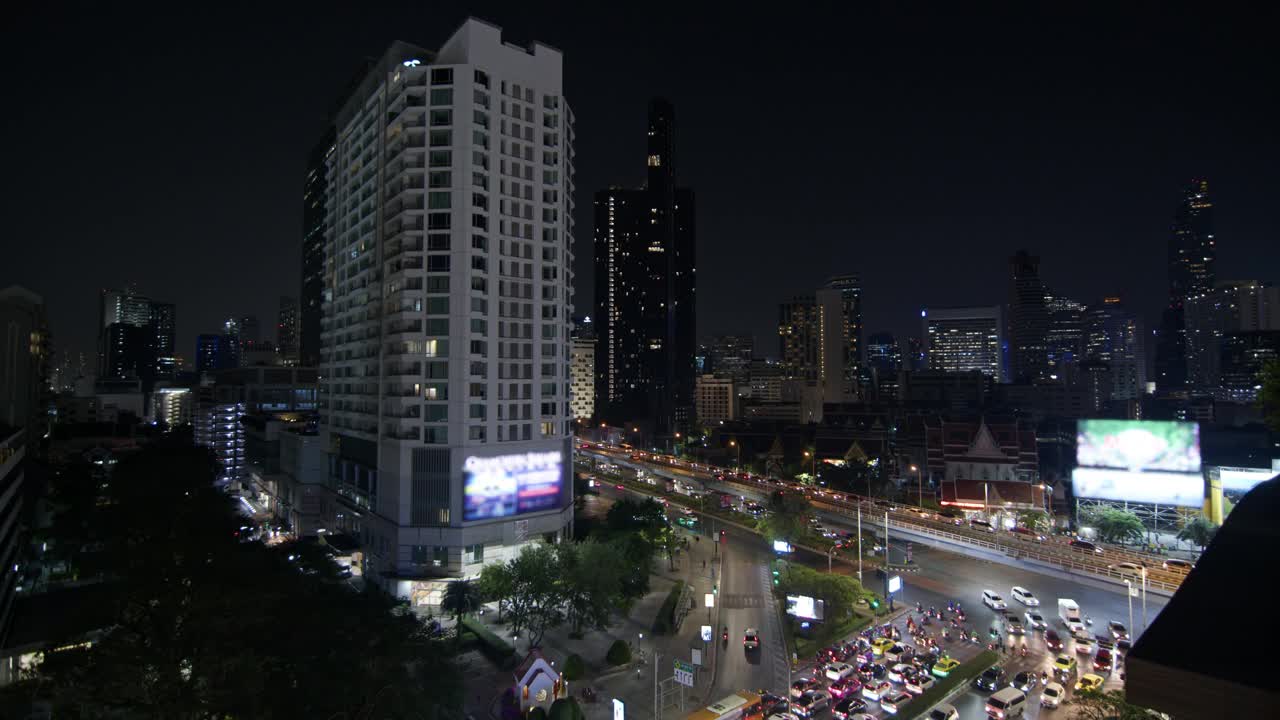 城市街道在夜间交通繁忙，捕捉车辆和行人的快节奏运动视频素材