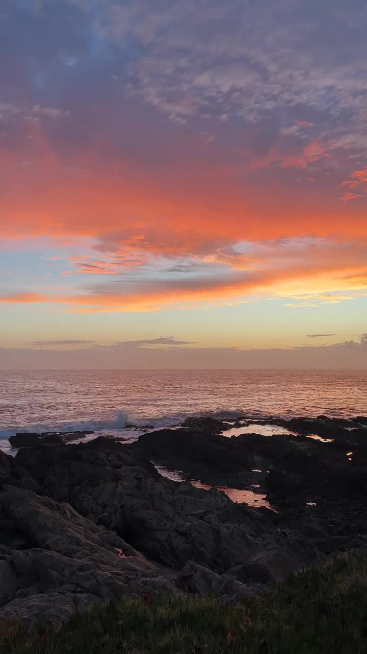 在乌拉圭的埃斯特角城，美丽的日落在海边和粉红色的岩石前。视频下载