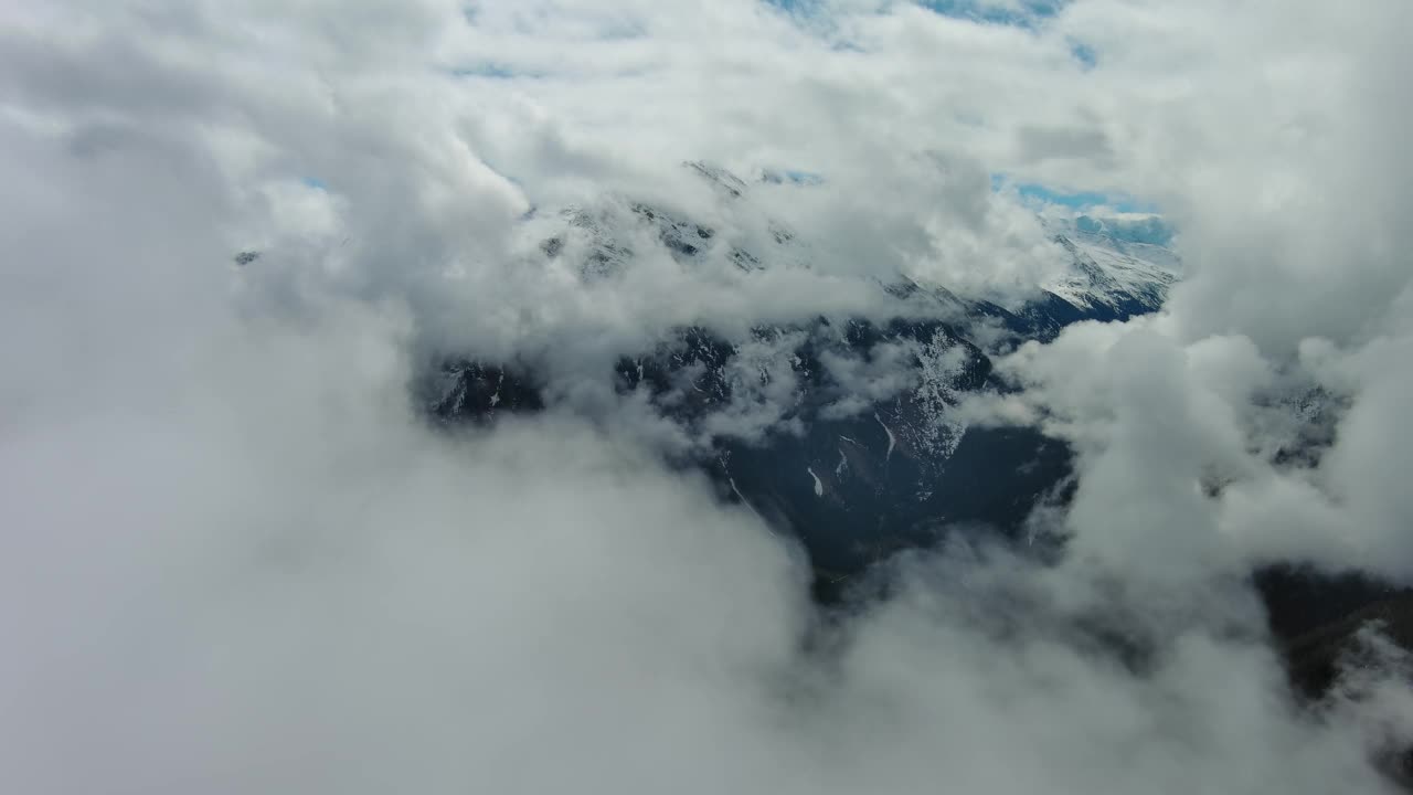 云中雪山的鸟瞰图视频素材