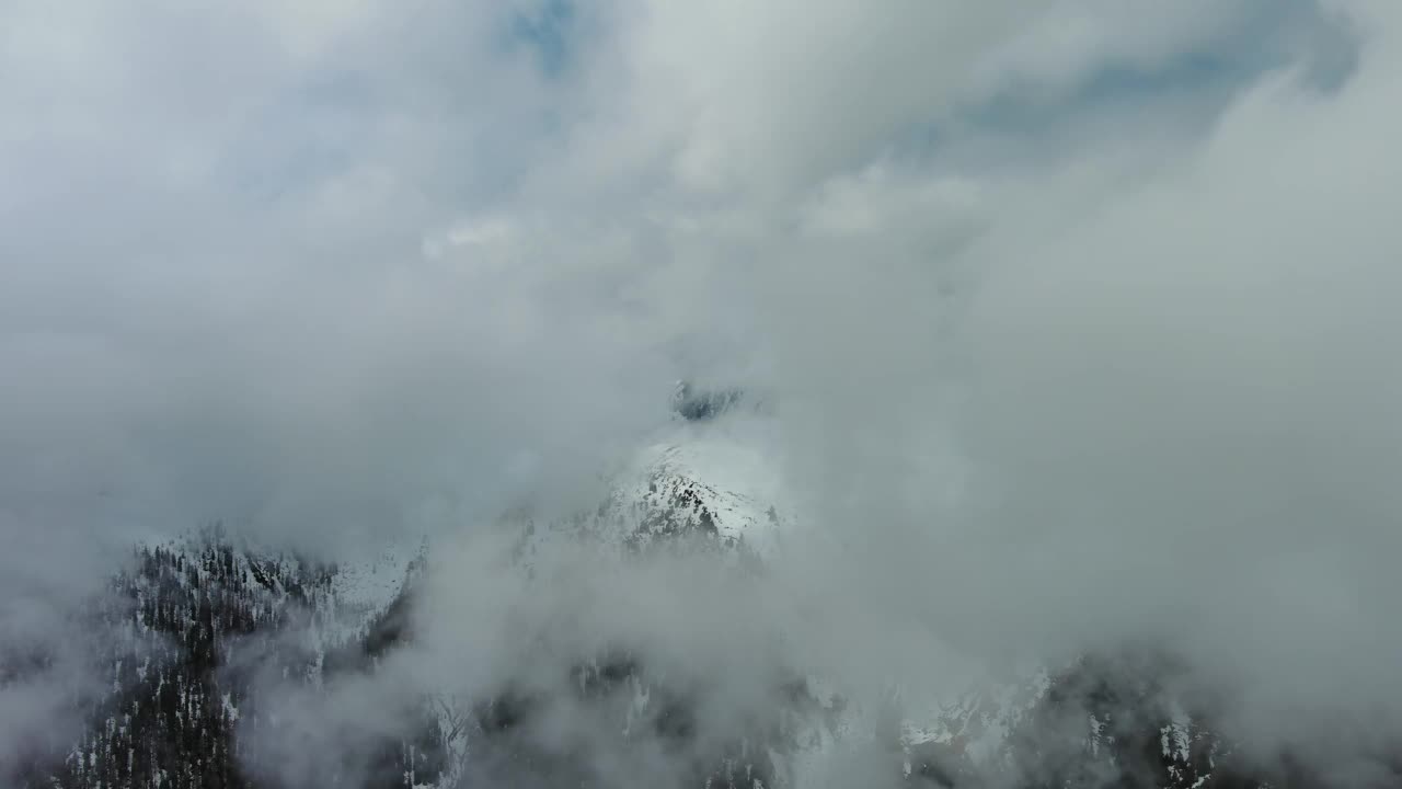 云中雪山的鸟瞰图视频素材