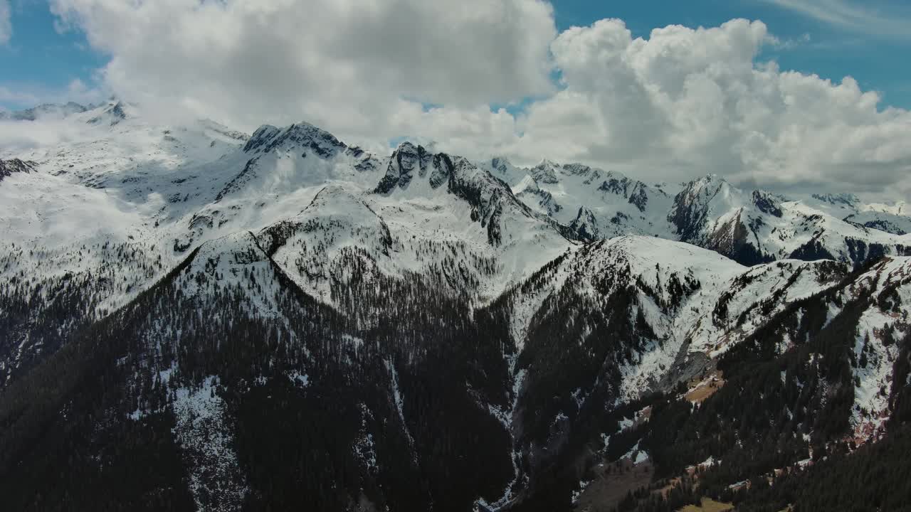 云中雪山的鸟瞰图视频素材