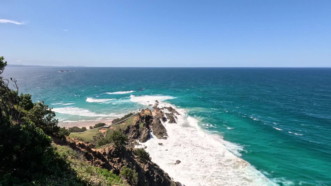 绿松石海上的海岸远景视频素材