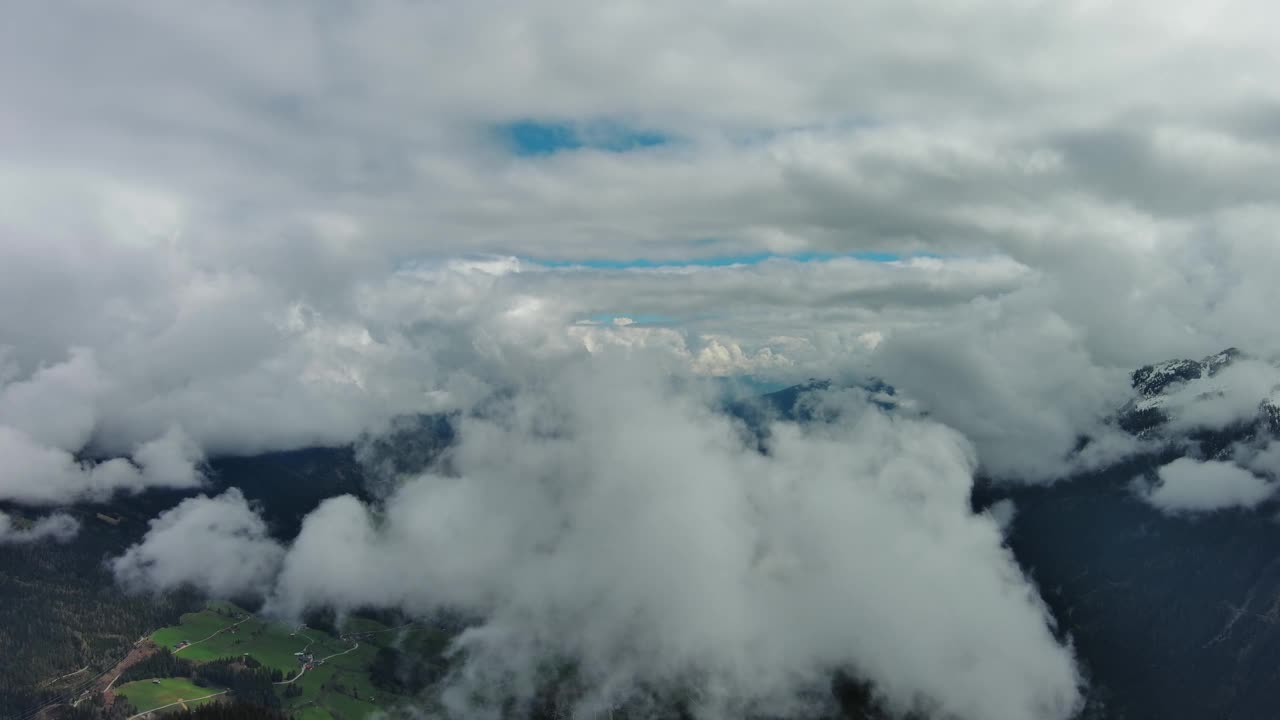 云中雪山的鸟瞰图视频素材