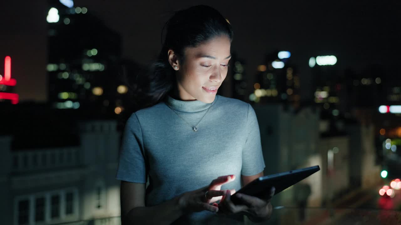 思考，晚上或女人在城市与平板电脑联网，博客或电子邮件在商业或办公室。科技创业公司、阳台或员工在社交媒体上有在线想法，用于编辑或计划日程视频素材