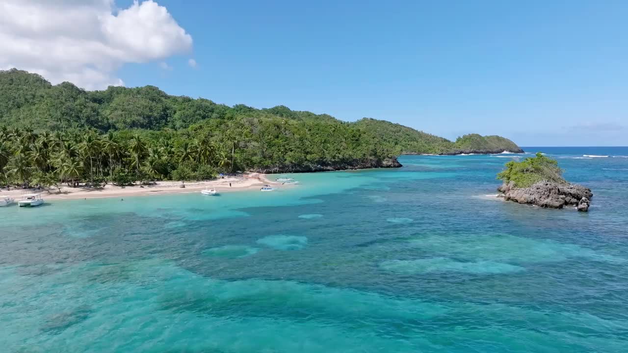 空中俯瞰清澈的加勒比海水域和浅滩礁，普拉亚埃尔米塔诺视频素材