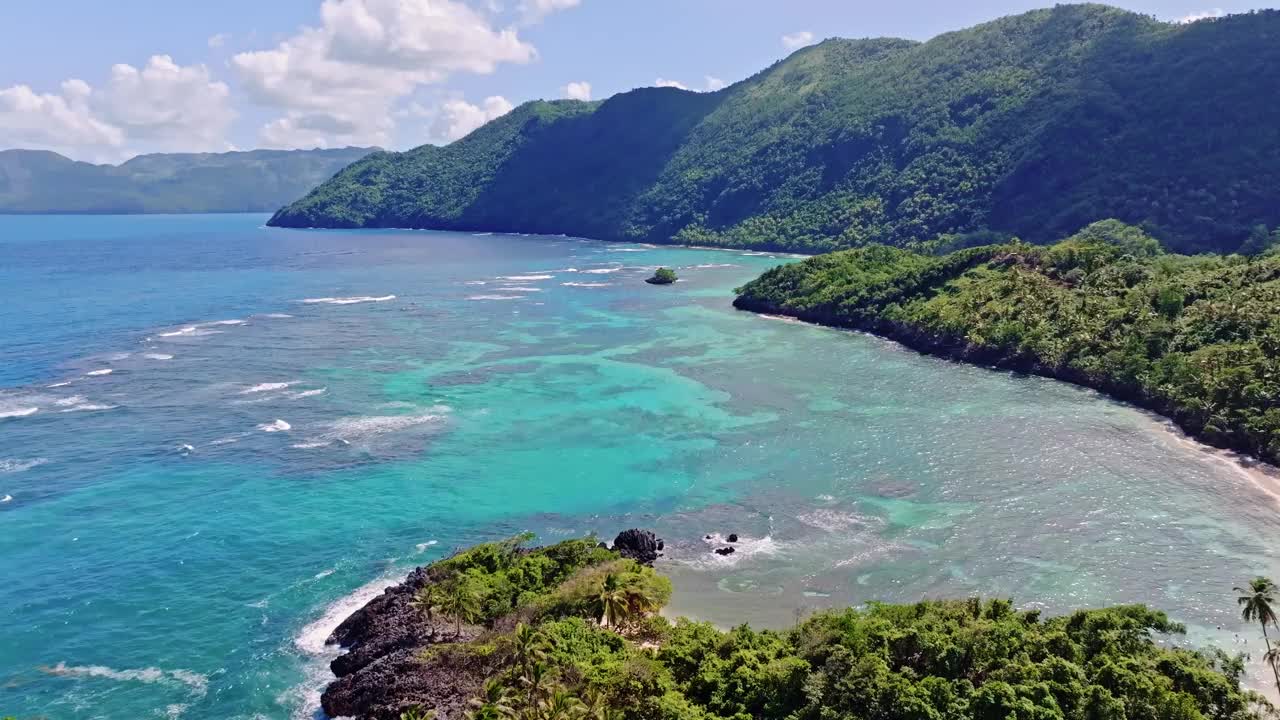 鸟瞰风景如画的多米尼加海岸线和埃尔米塔诺海滩上的浅珊瑚礁视频素材