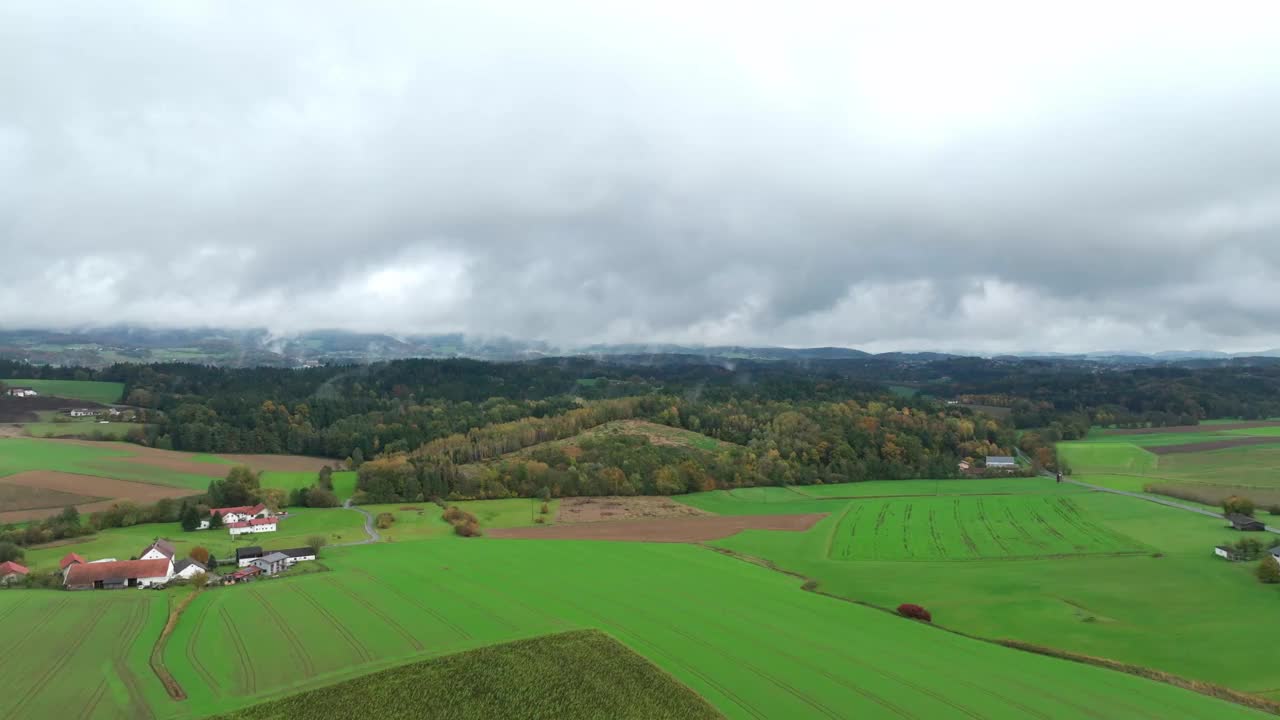 风景优美的乡村与田野和森林在一个阴天的秋天-航拍视频素材