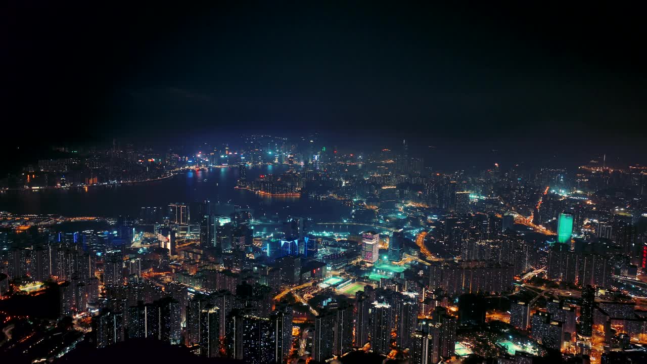 空中吊车俯瞰香港夜景视频素材