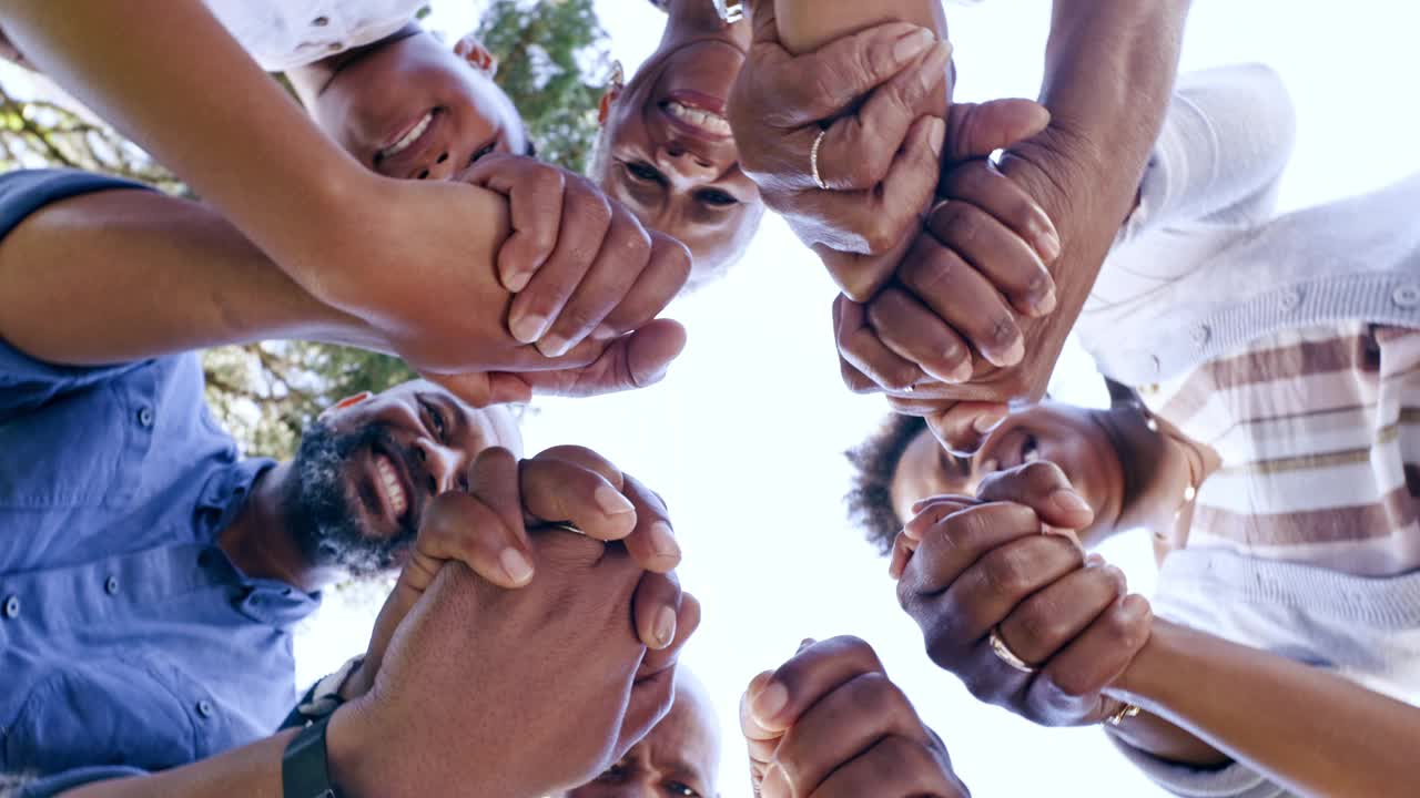 双手，祈祷和一个黑人家庭围成一圈，从下而上，为了信仰，宗教或信仰。支持、信任或希望孩子、父母和祖父母在一个圈子里建立联系、团结或团结视频素材