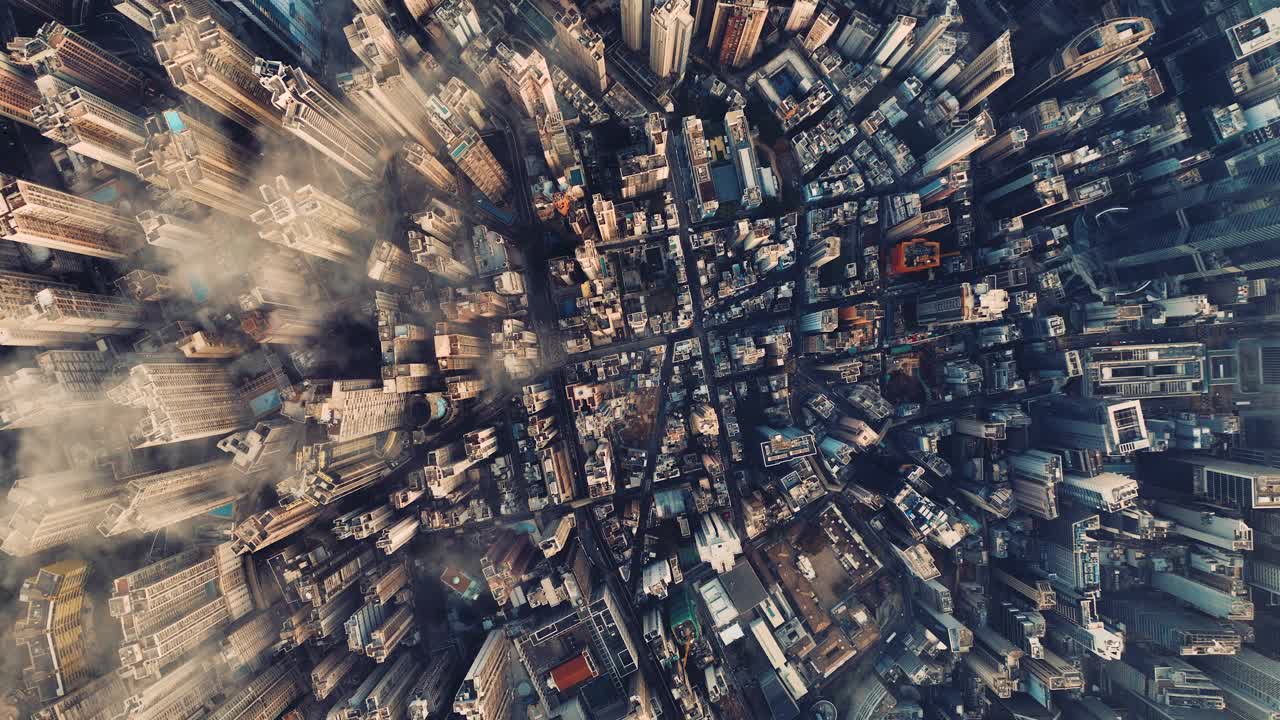 在香港城市街道上空飞行视频素材