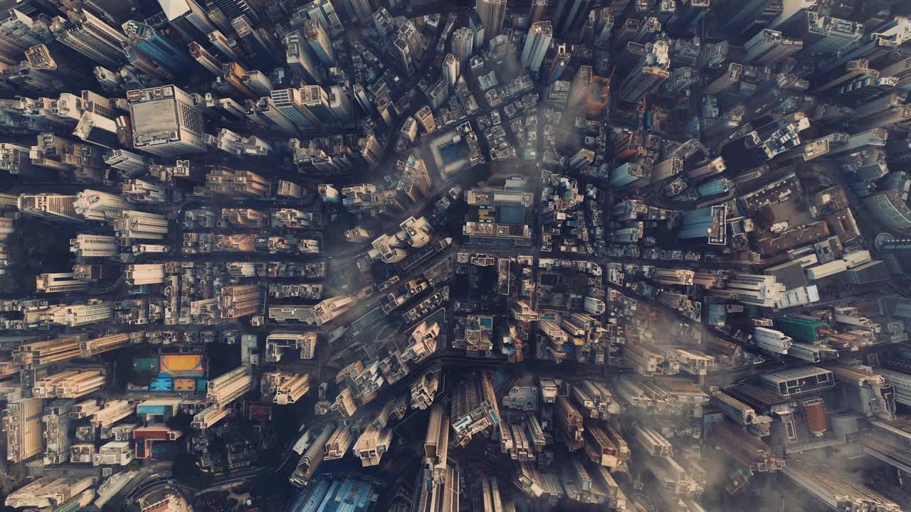 在香港城市街道右侧上空飞行视频素材