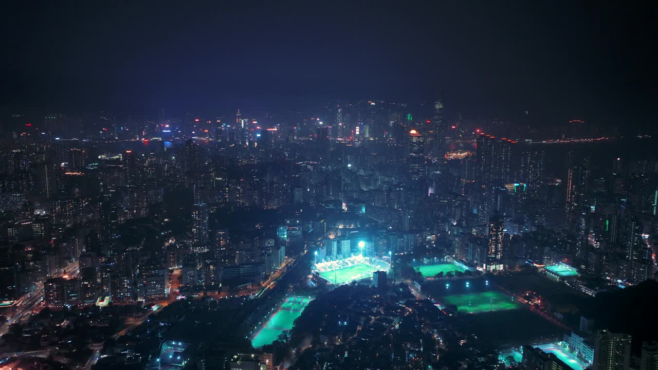 航拍摄影车在夜间离开香港城市景观视频素材