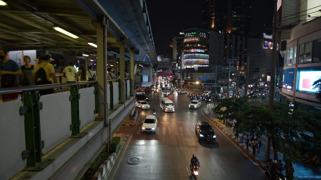 泰国曼谷城市街道上繁忙的夜间交通视频素材