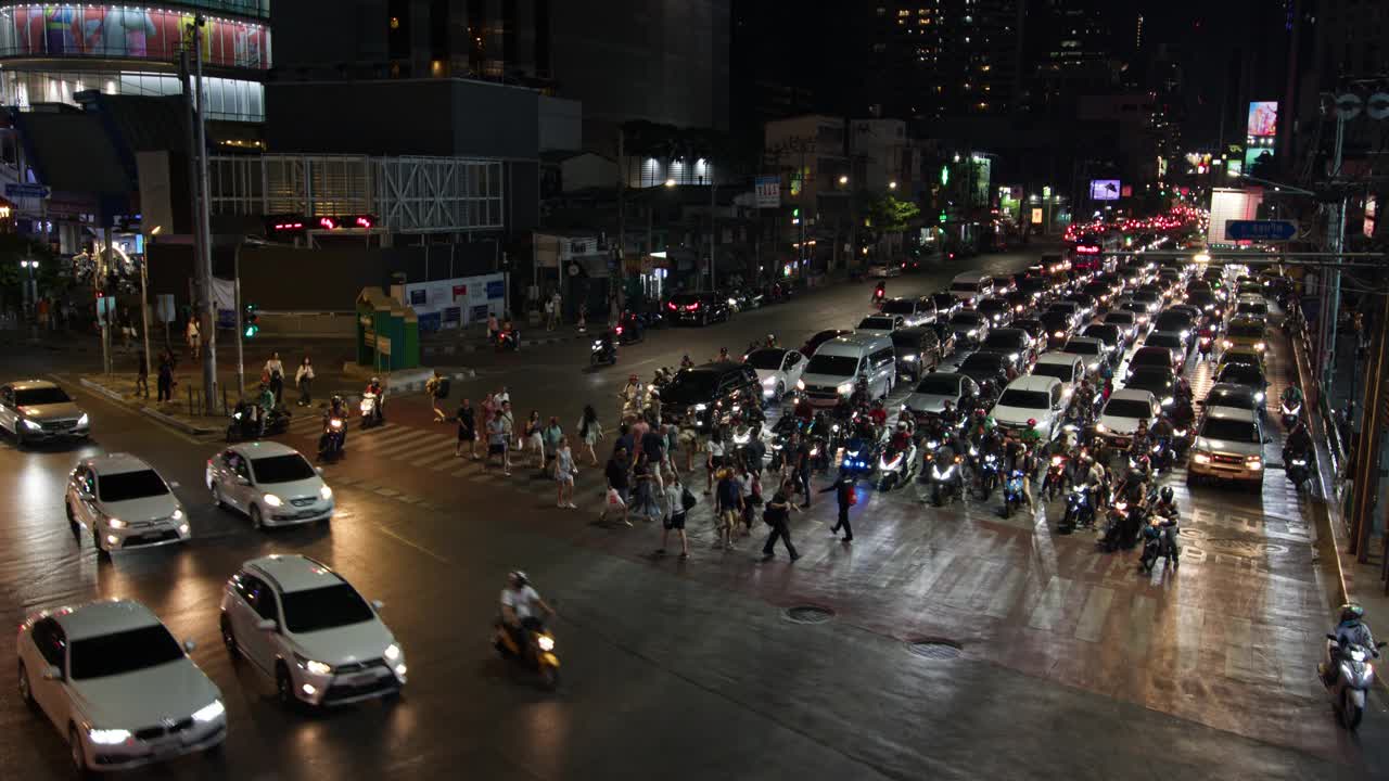 繁华的曼谷街道在夜间:行人和交通在泰国城市视频素材