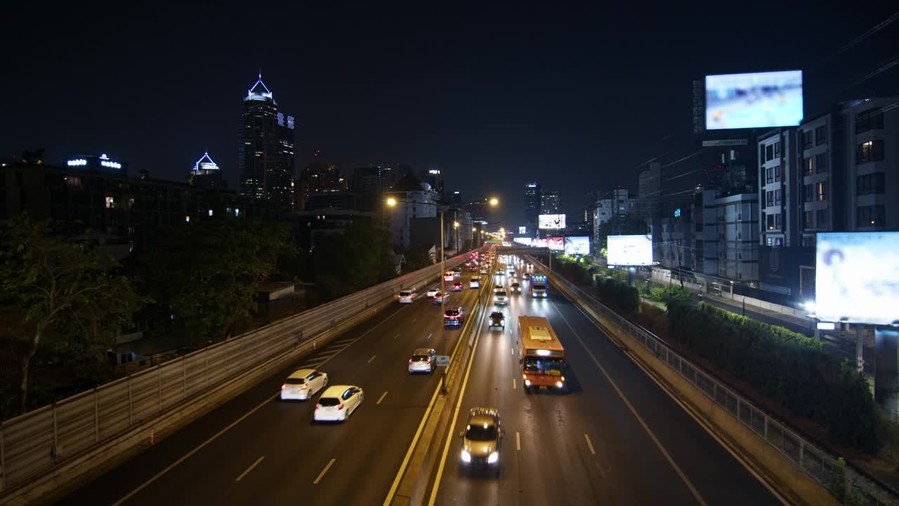 泰国曼谷的夜间交通流量视频素材