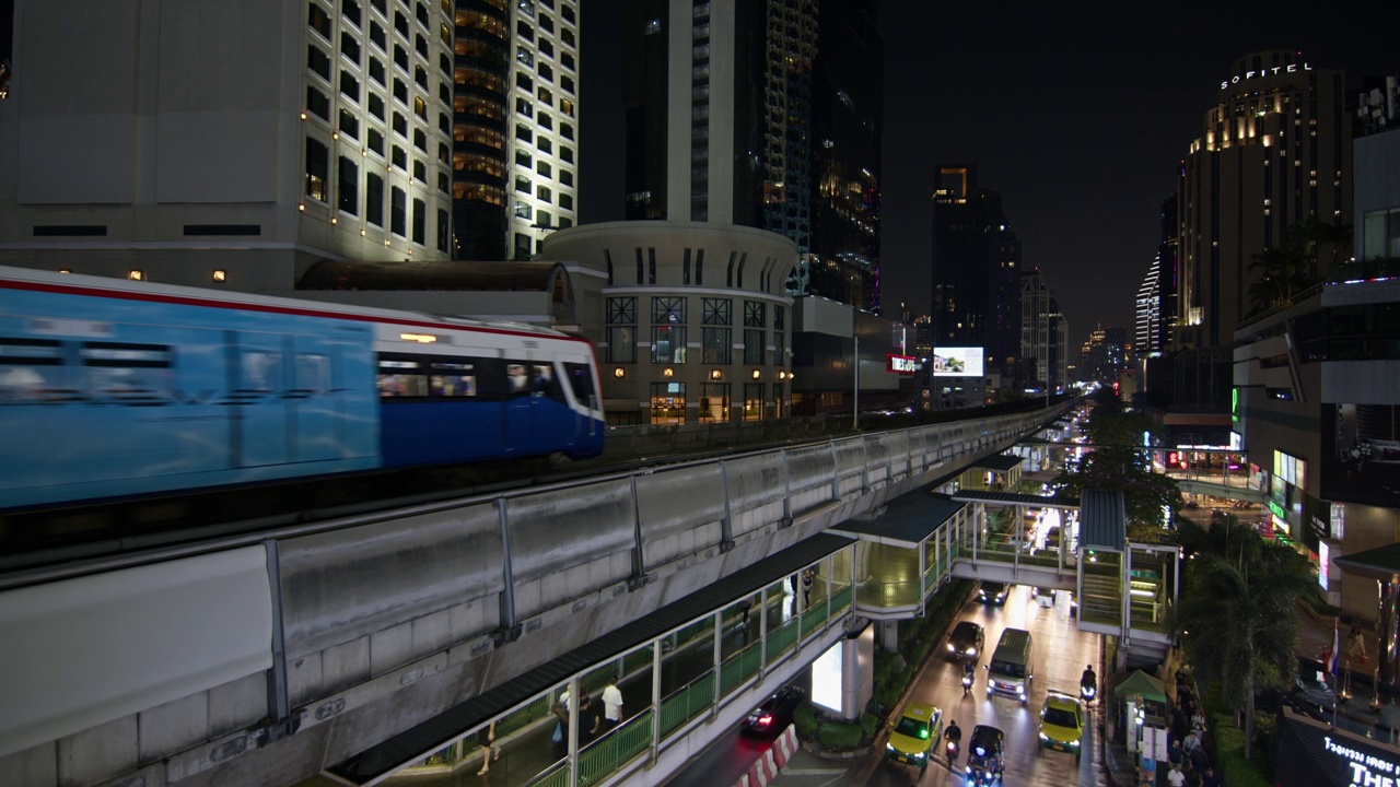 泰国曼谷的夜间火车之旅:探索城市灯光下的城市视频素材