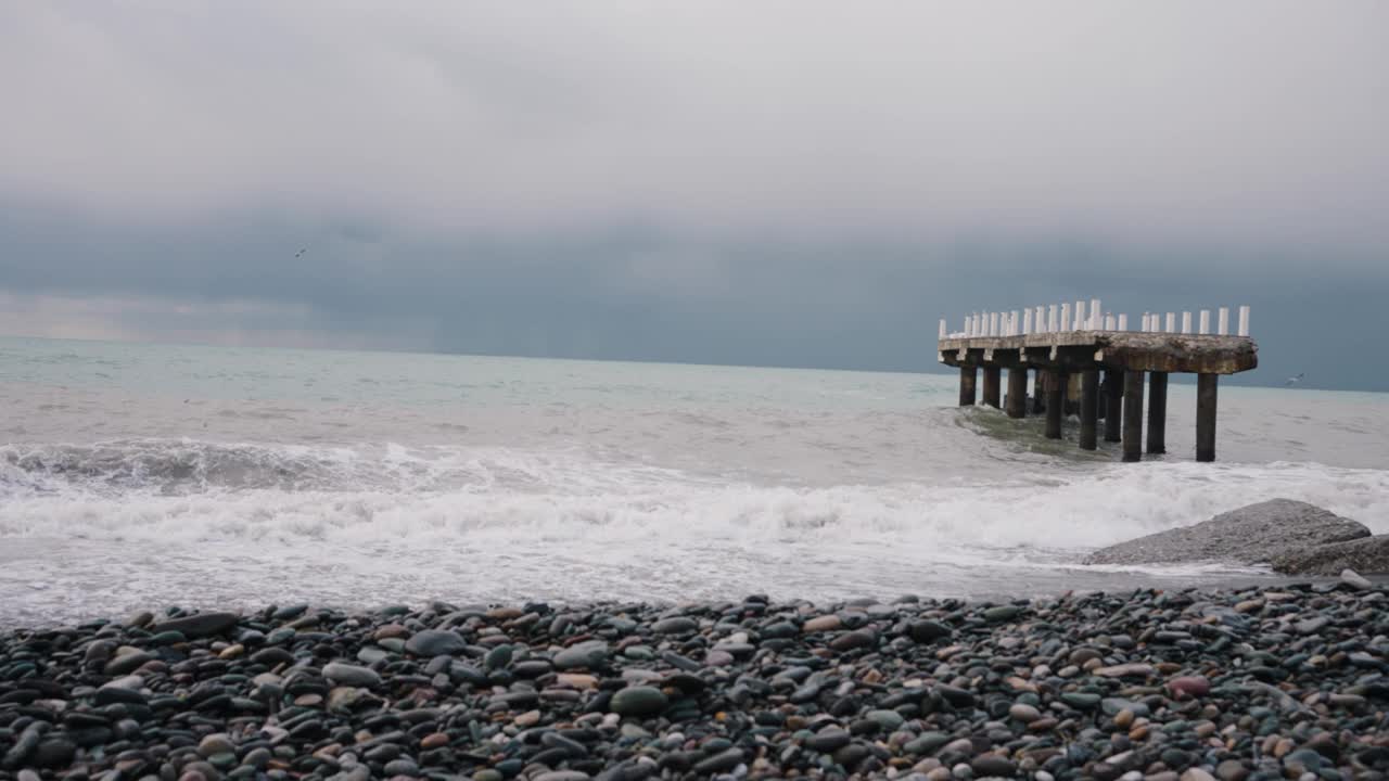 海上的风暴，海浪冲击着破旧的码头视频素材