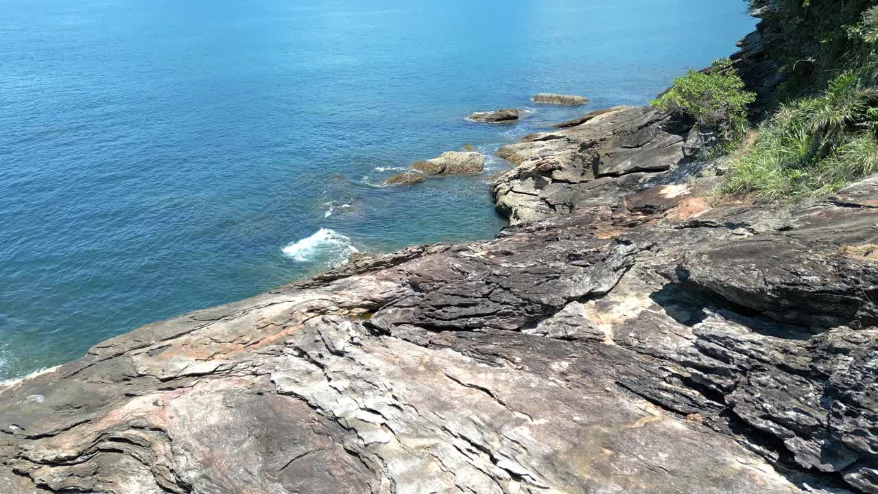 无人机航拍的热带海滩，海岸有波浪，树木，石头视频下载