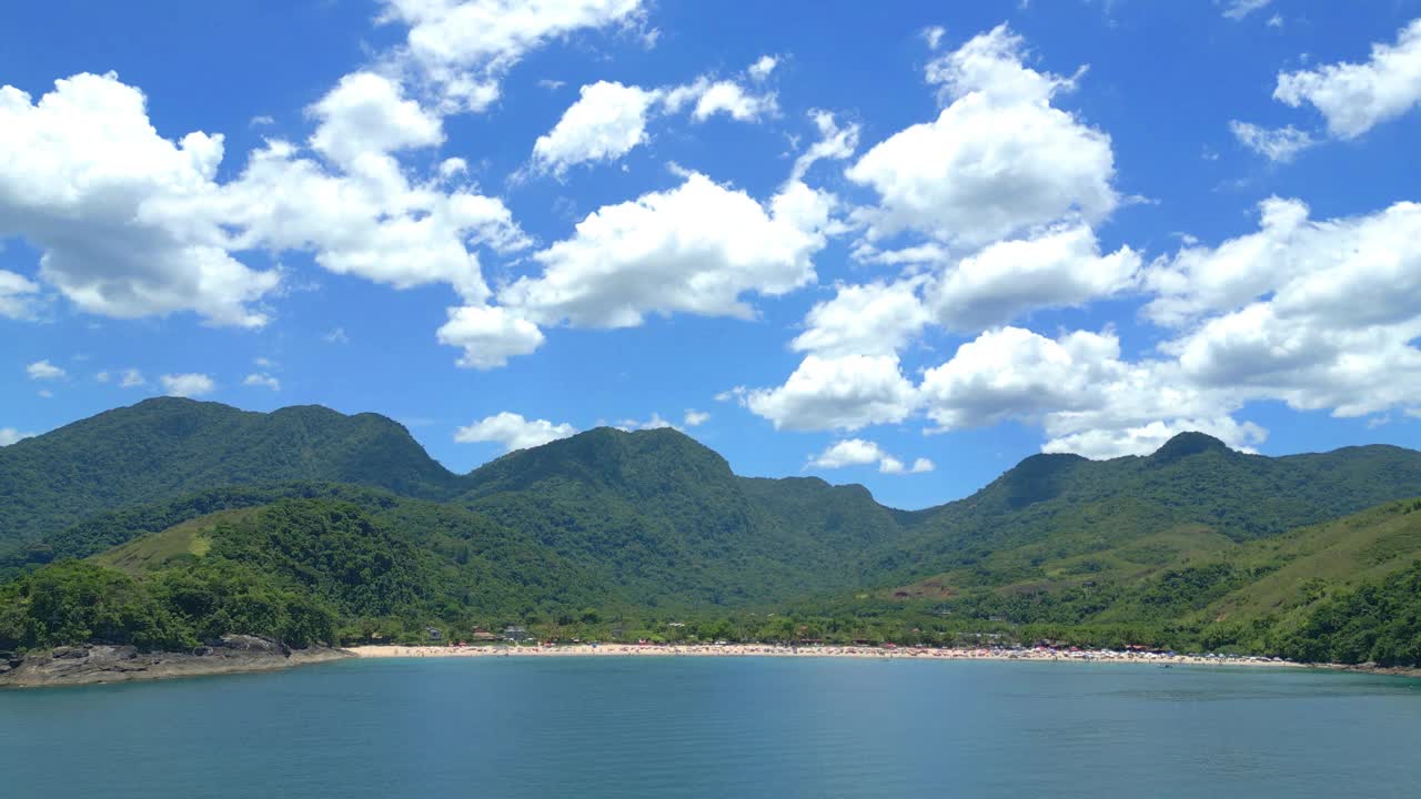 无人机航拍的热带海滩，海岸有波浪，树木，石头视频下载