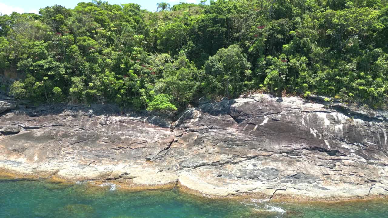 无人机航拍的热带海滩，海岸有波浪，树木，石头视频下载