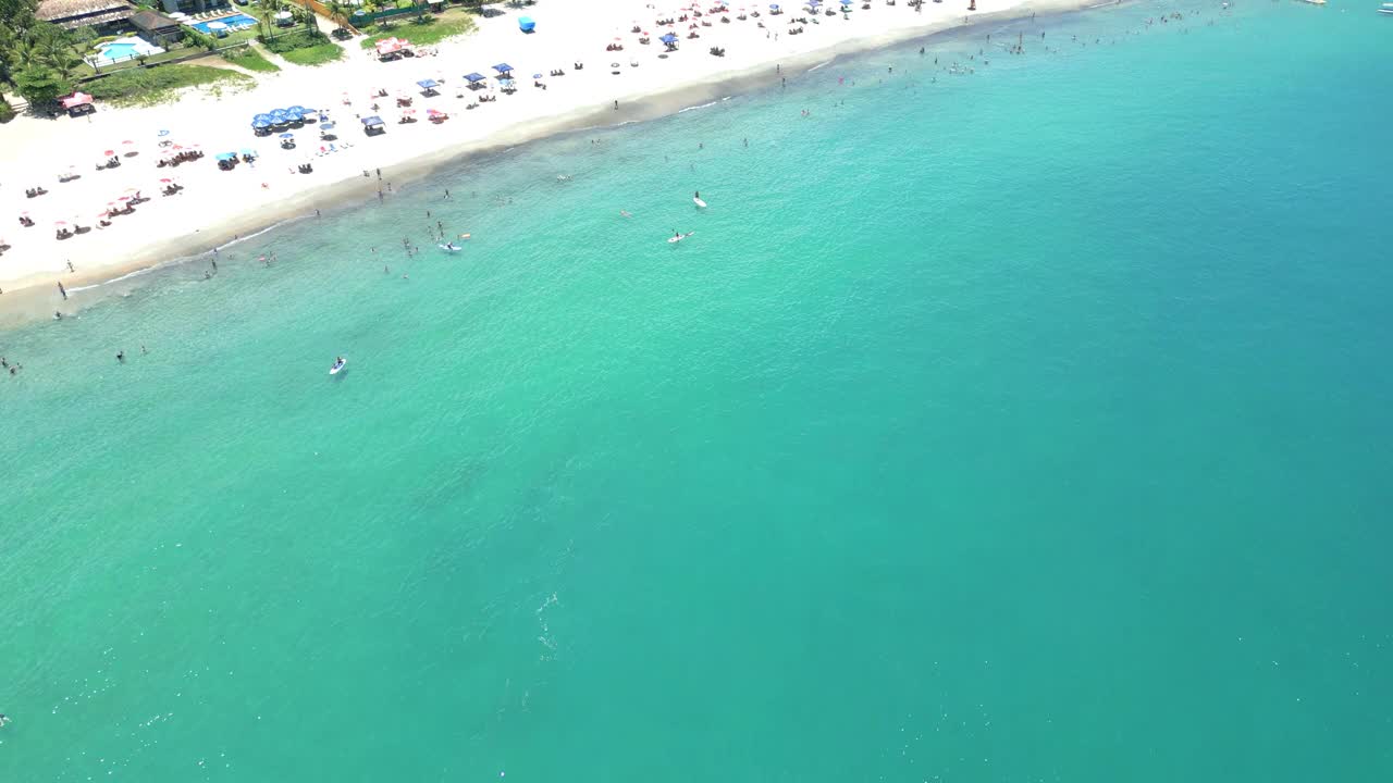 无人机航拍的热带海滩，海岸有波浪，树木，石头视频下载