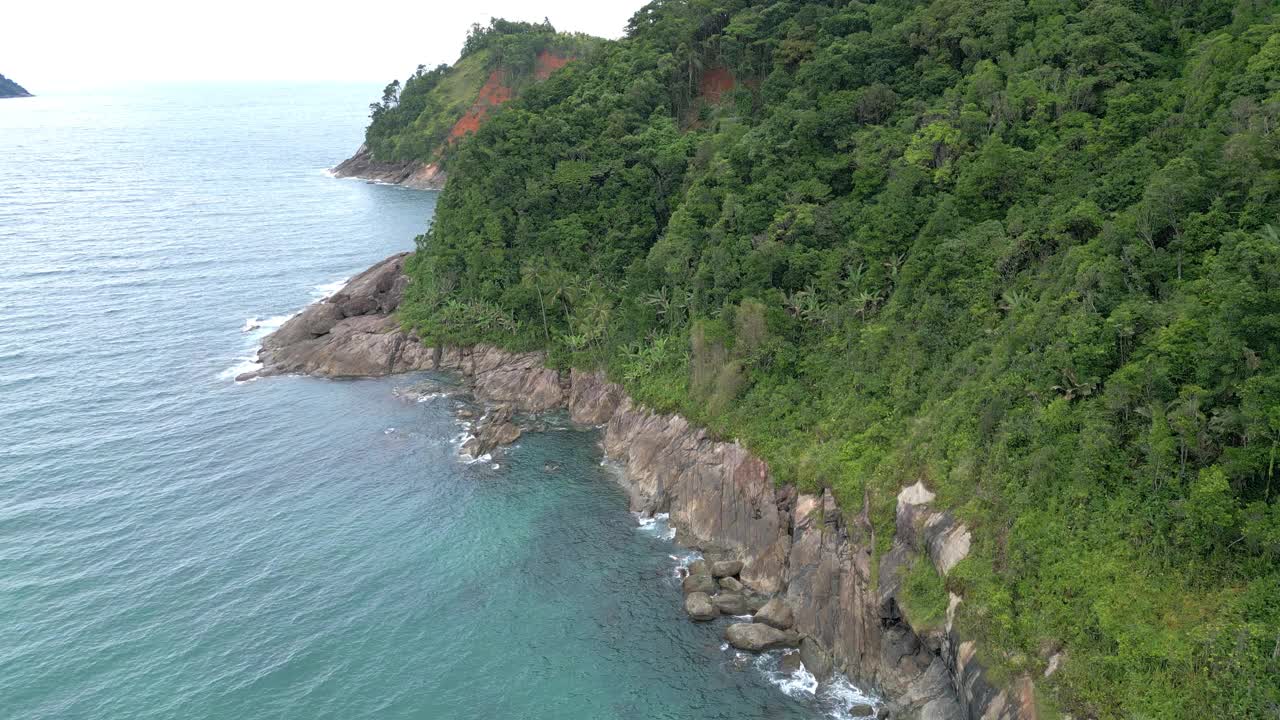 无人机航拍的热带海滩，海岸有波浪，树木，石头视频下载