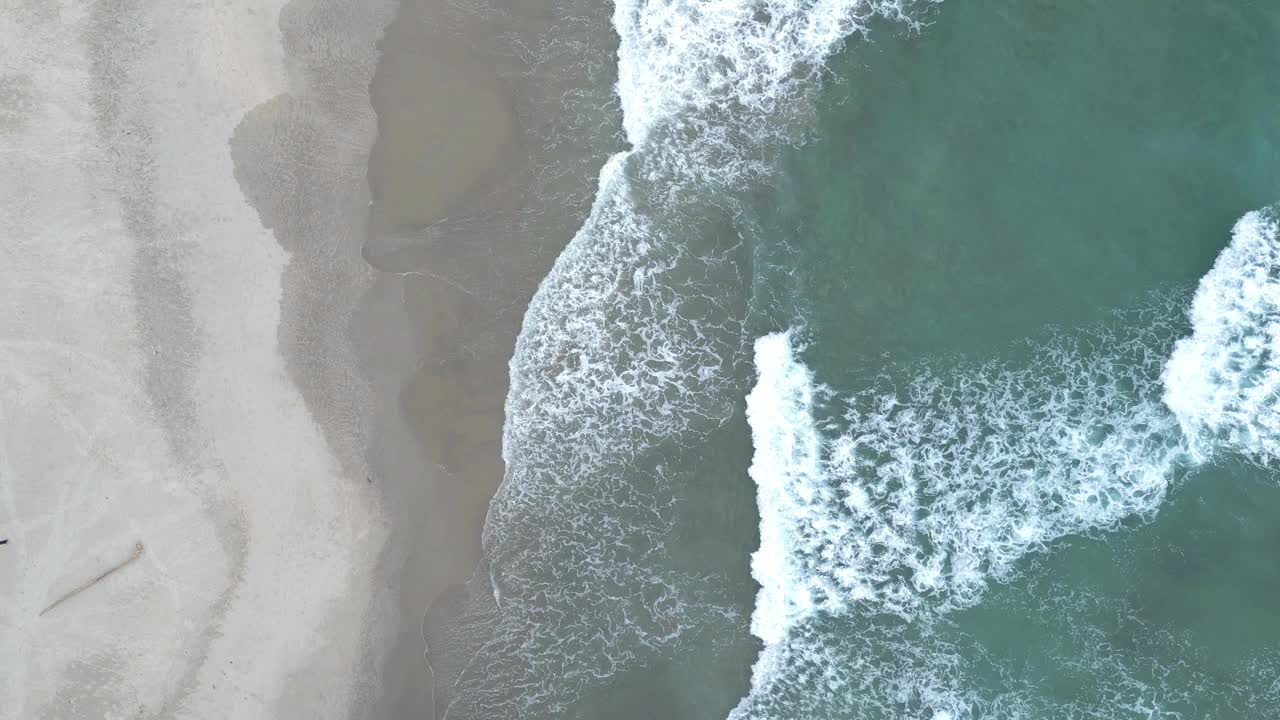 无人机航拍的热带海滩，海岸有波浪，树木，石头视频下载