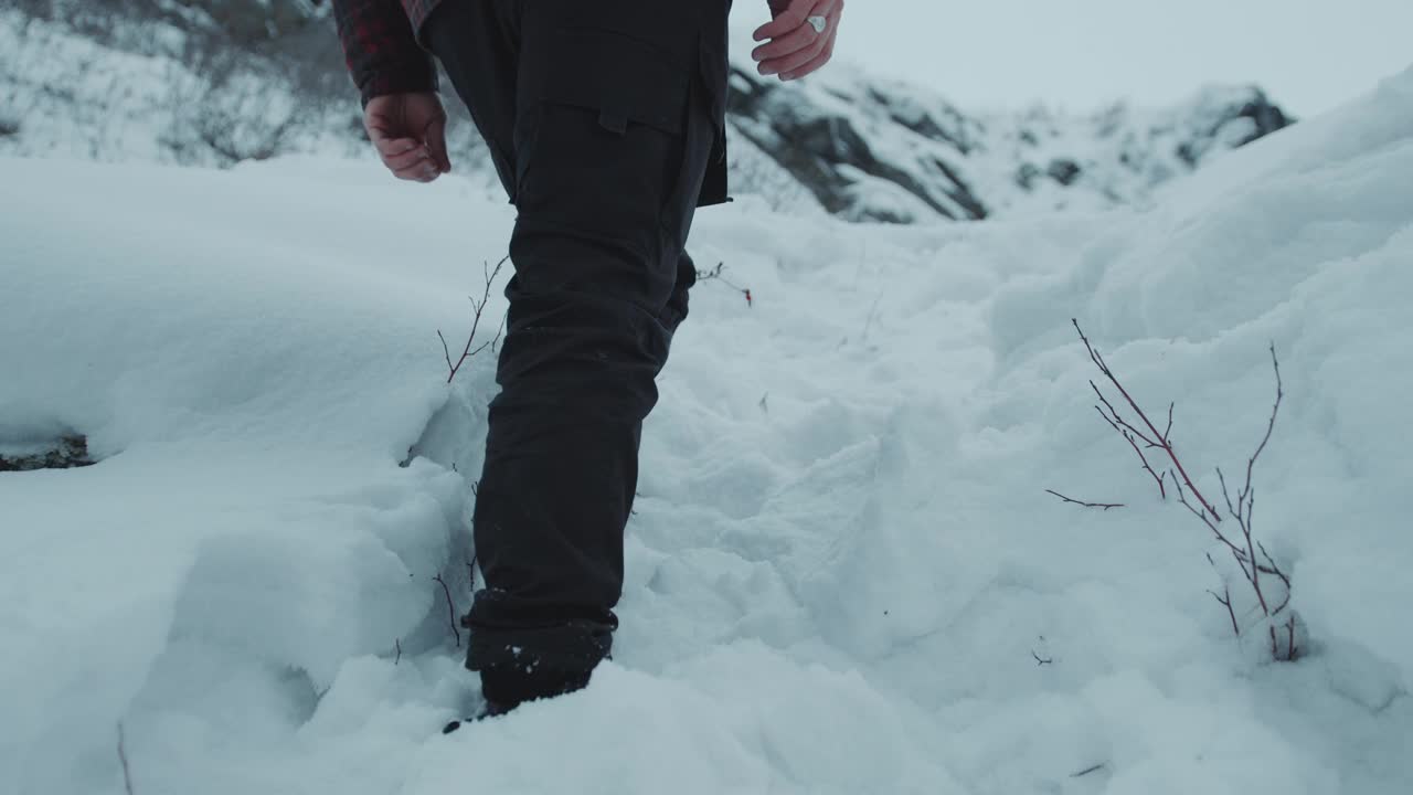 游客爬上雪山，用双筒望远镜观看视频素材