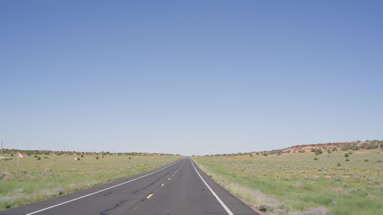 旅行、探险或度假时，在乡村或公路上驾驶汽车、汽车和公路。蓝天，户外和方向在犹他州探索位置的观点，环境或假期视频素材