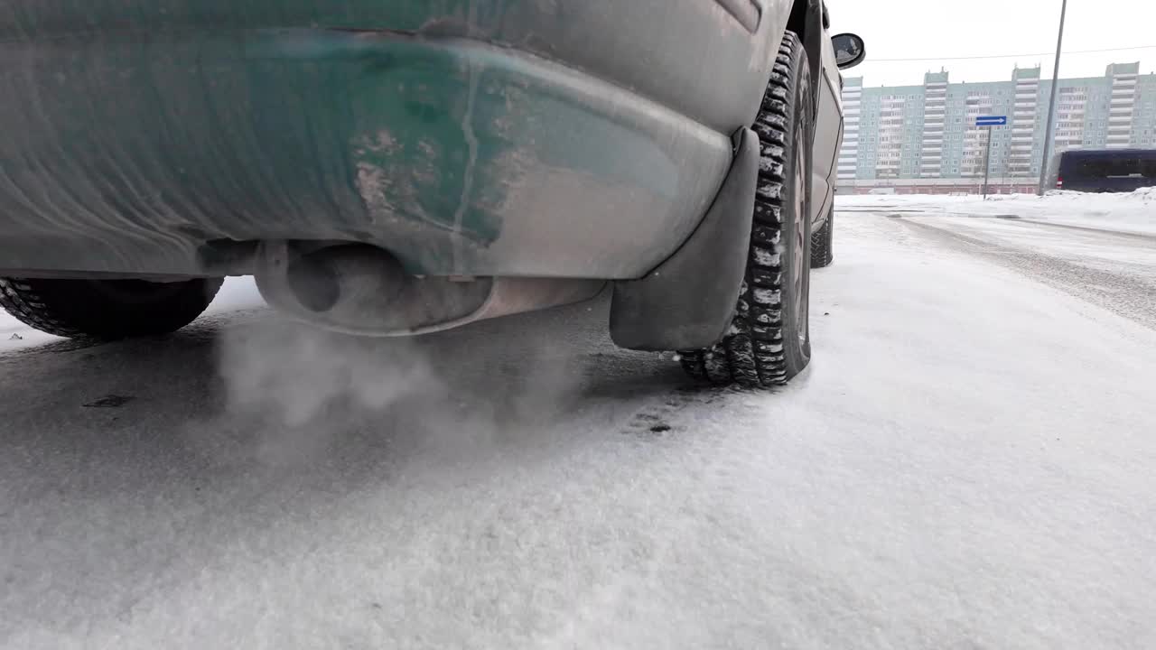 冬季行驶的汽车排气管的消声器。空气污染、有毒气体等环境问题视频素材