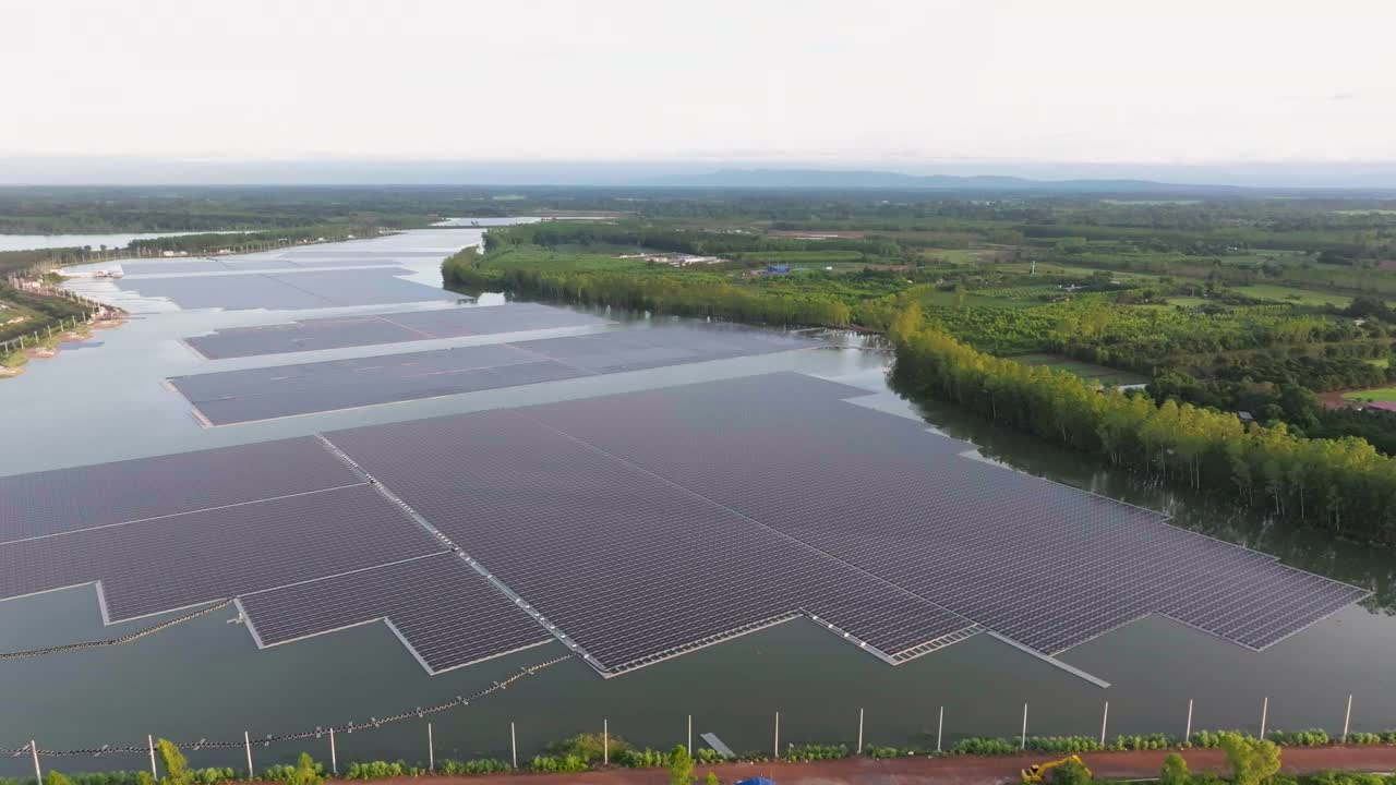 能量的和谐湖面上漂浮的太阳能电池板视频素材