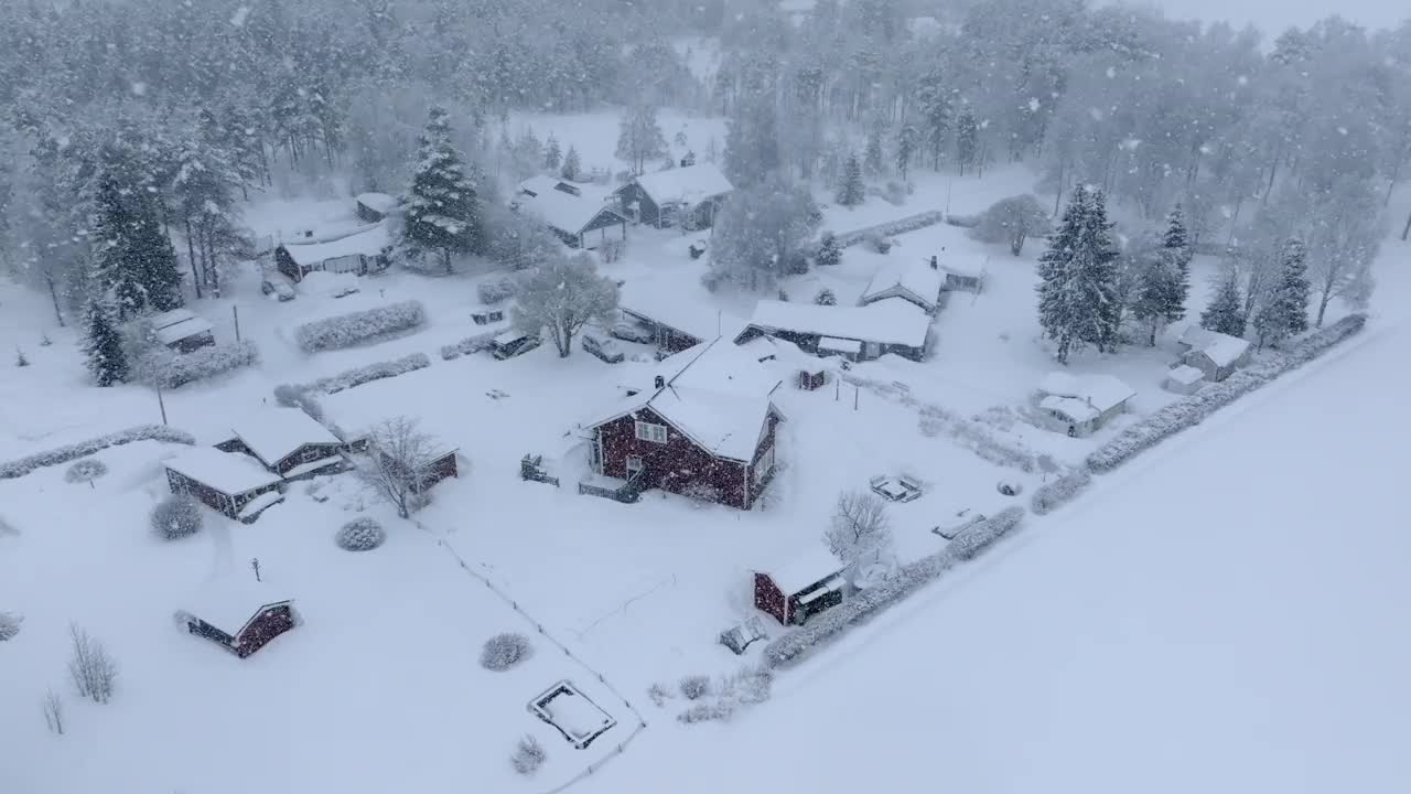 风景慢飞视频周围的小斯堪的纳维亚村庄在大雪。极端的冬季条件。视频下载