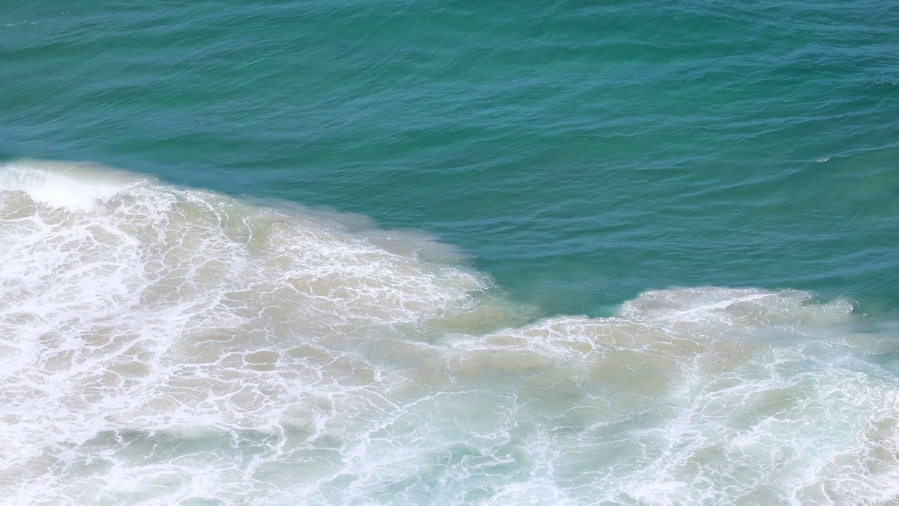 海浪频繁撞击视频素材