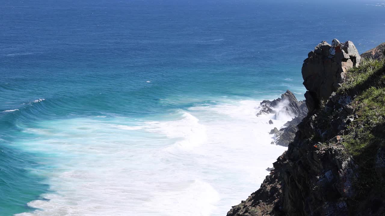 海浪冲击着岩石峭壁视频素材