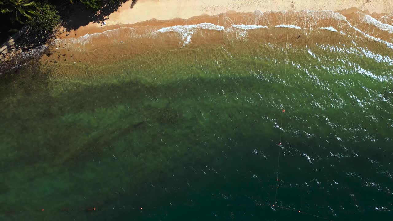 美丽的绿松石海景在晴天从鸟瞰。视频下载