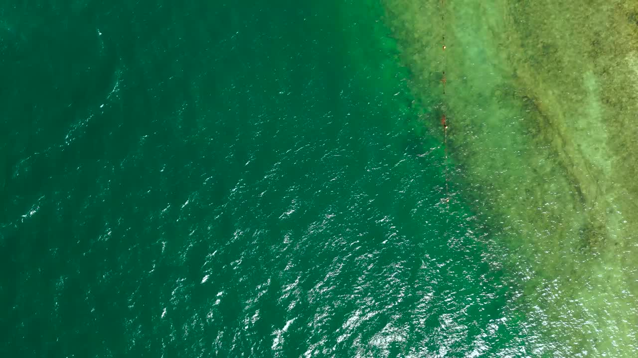 美丽的绿松石海景在晴天从鸟瞰。视频下载