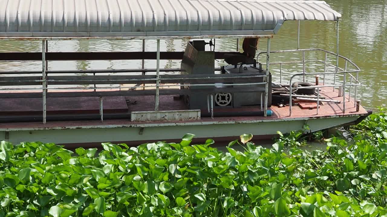 通过水葫芦操纵船只视频素材