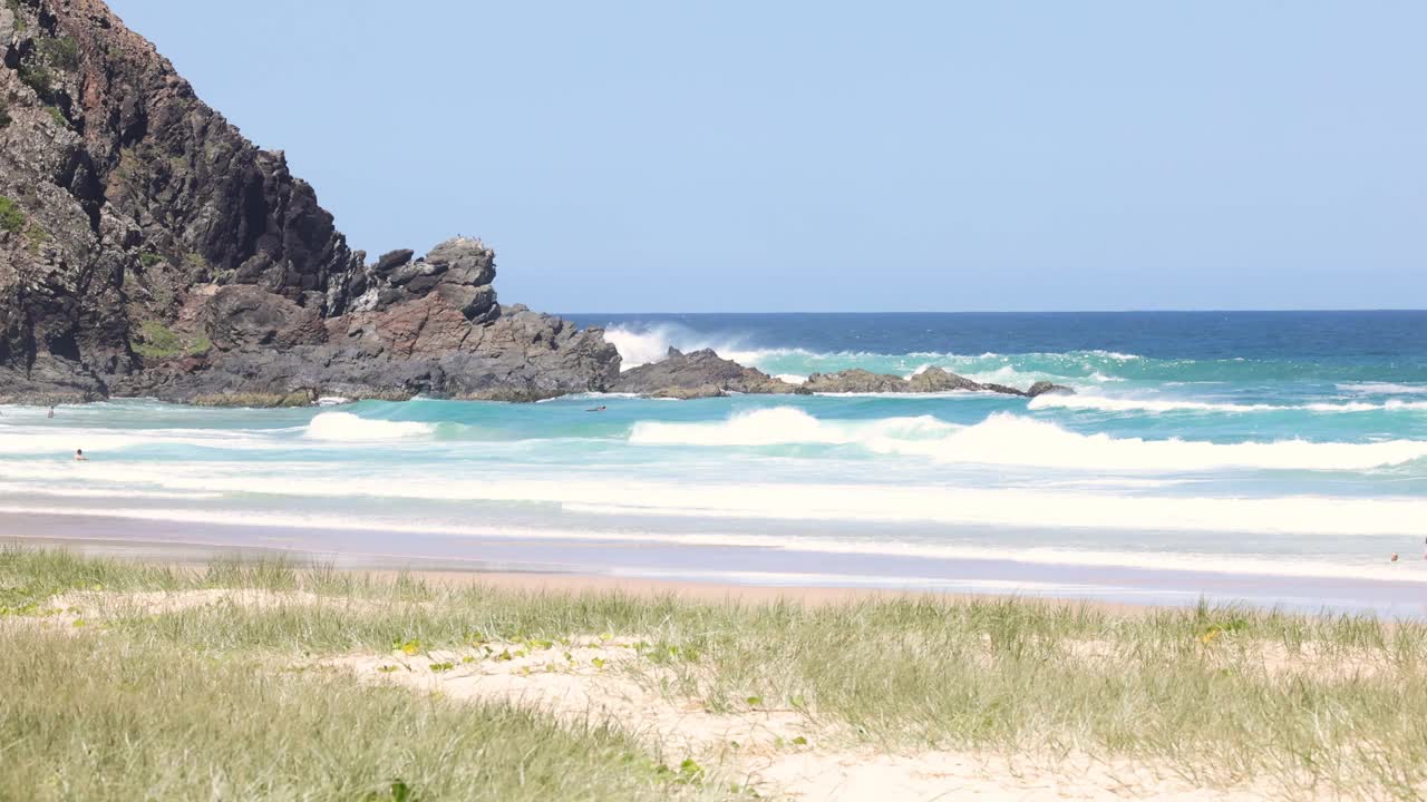 有海浪和游客的阳光海滩日视频素材