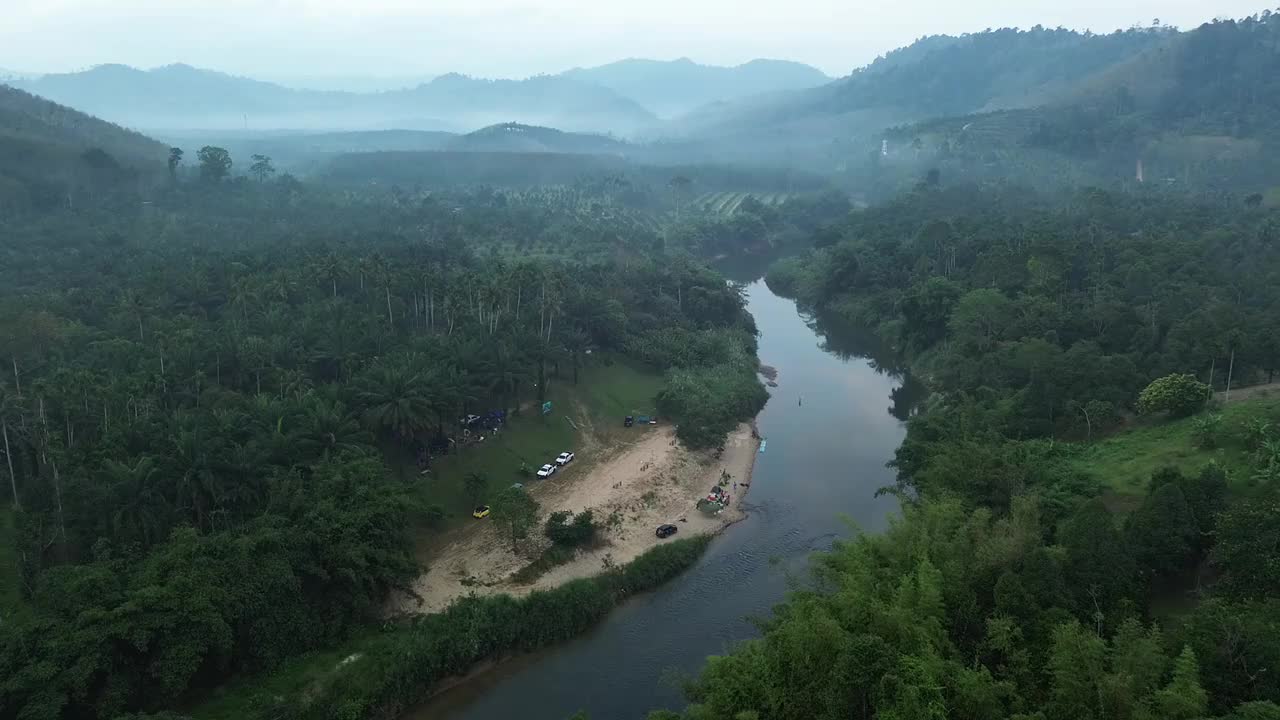 雾蒙蒙的山谷里的河流。视频素材