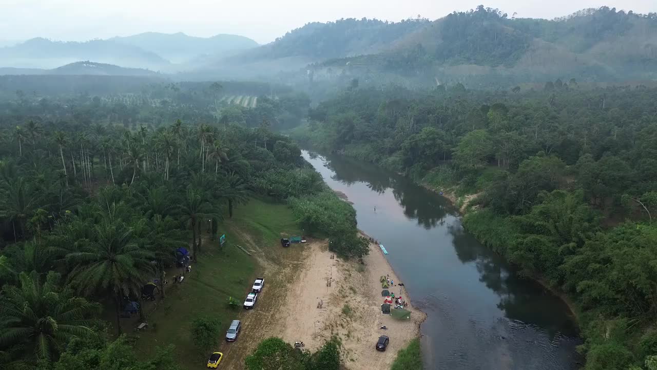 雾蒙蒙的山谷里的河流。视频素材