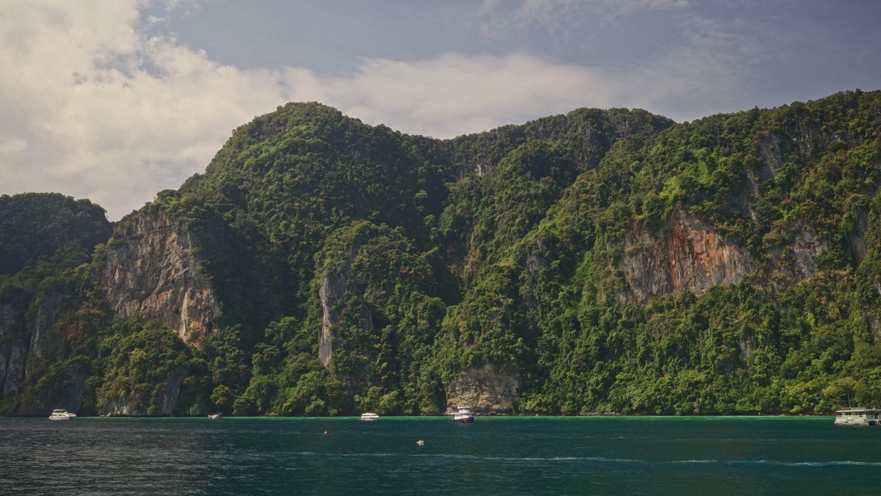 宁静的湖景与船，山，和多云的天空视频素材