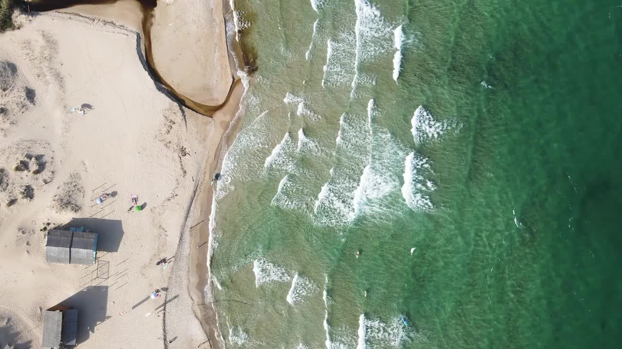 保加利亚布尔加斯地区佩拉海滩鸟瞰图视频素材