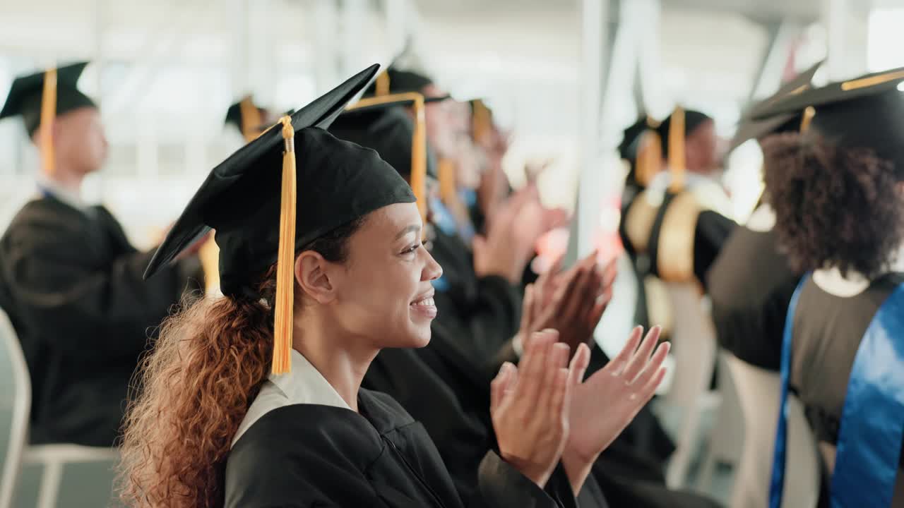 学生们，在大学毕业典礼上庆祝和鼓掌，起立鼓掌或支持。女性，多样性和人群为教育文凭，奖学金或掌声视频素材