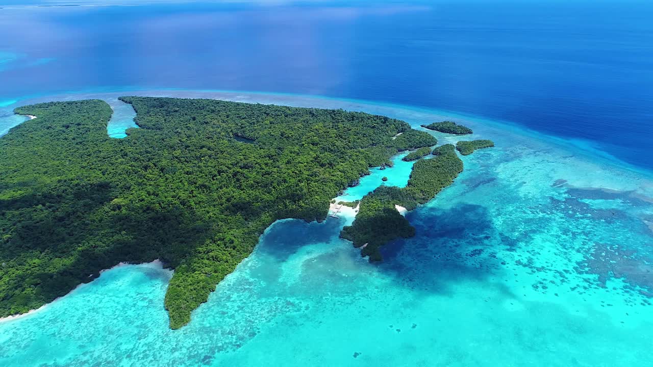 在摩鹿加群岛东南部的基岛，一个美丽的贝尔岛的空中无人机视图视频素材