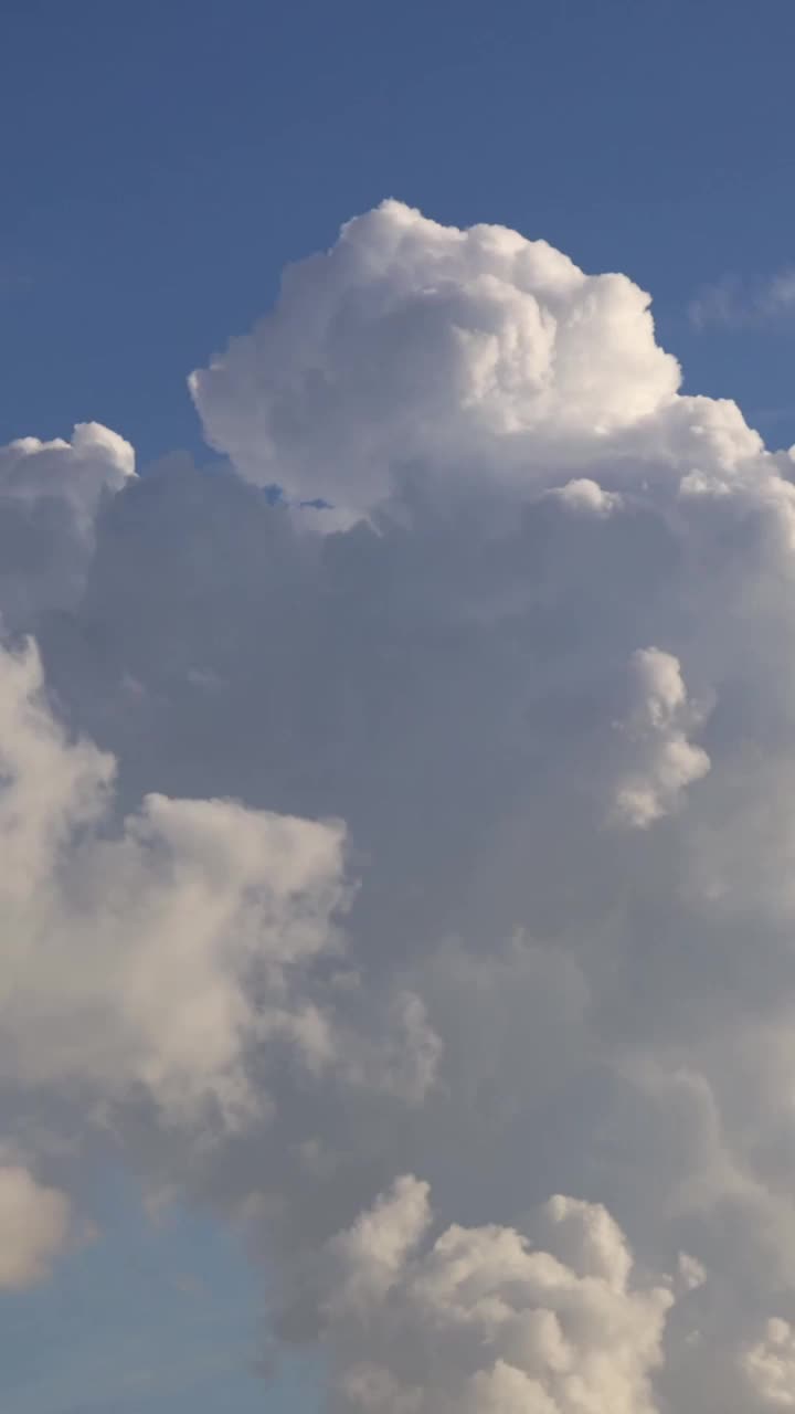 时间流逝美丽的蓝天与云的背景。天空的云。社交媒体的垂直视频。视频素材